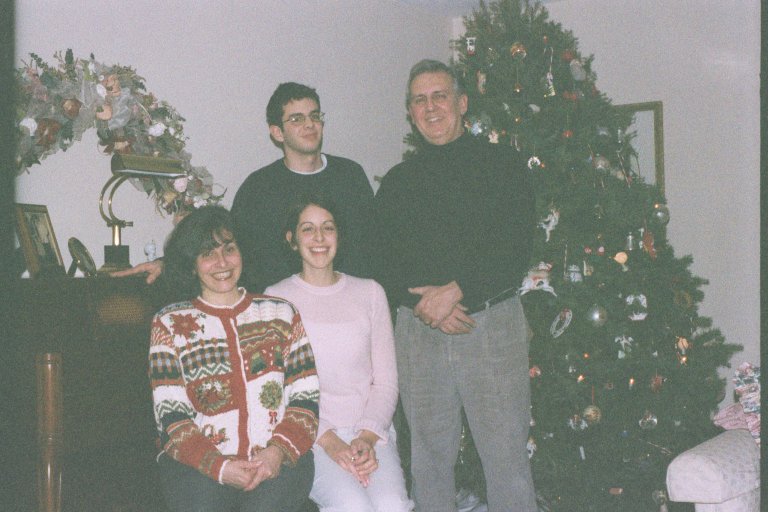 Napoleón Elortegui y familia.jpg (78165 bytes)